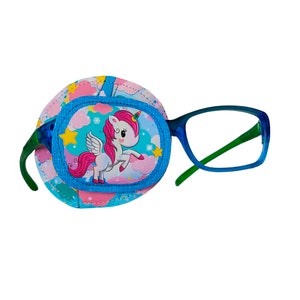 Pode incluir: Um protetor de olho azul e rosa com um design de unicórnio. O protetor está preso a um par de óculos com armação azul e hastes verdes.