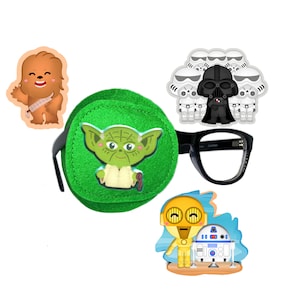 Puede incluir: Parche ocular verde con un diseño de personaje de Yoda. El parche está unido a unas gafas de plástico negro con lentes transparentes. La imagen también incluye personajes de dibujos animados de Star Wars.