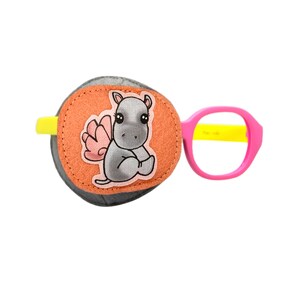 Könnte beinhalten: Ein rosa-gelbes Augenpflaster mit einem grauen Nilpferd mit rosa Flügeln auf einem pfirsichfarbenen Patch. Das Augenpflaster ist an einer rosa Brille befestigt.