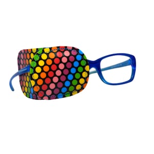 Pode incluir: Um tapa-olho azul com um padrão de bolinhas arco-íris. O tapa-olho está preso a uma armação de plástico azul.