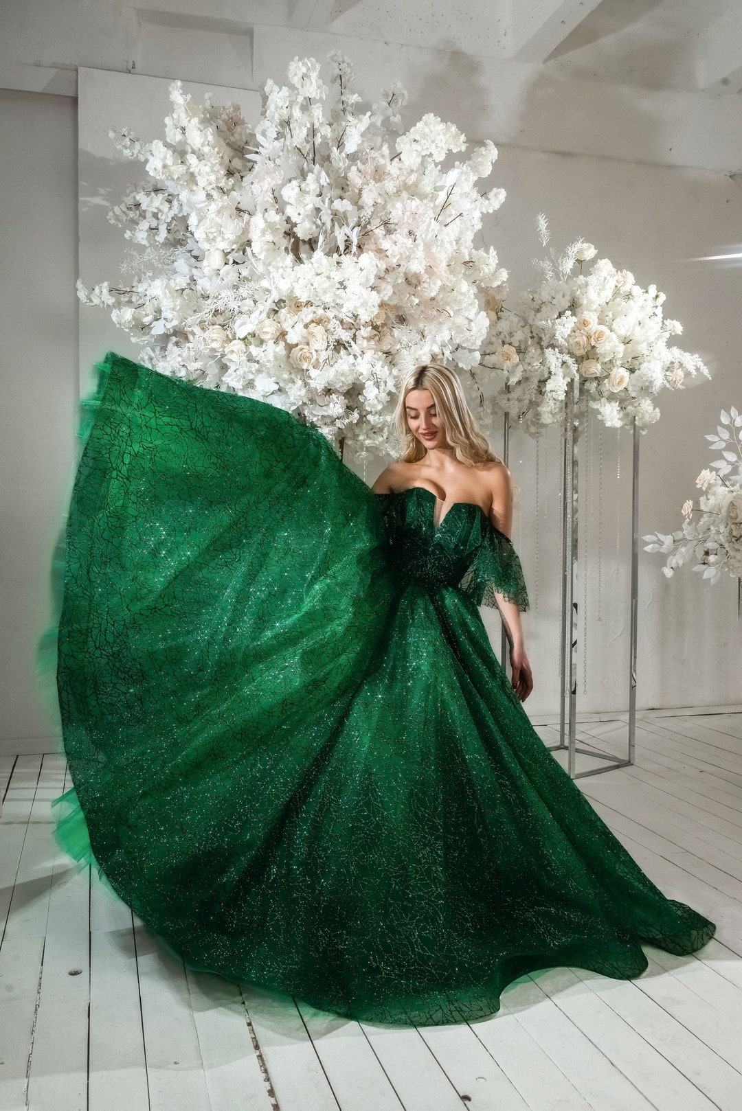 Elegant Green Sparkly Wedding Dress for Timeless Radiance