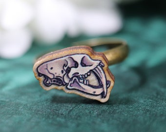 Ring with wooden Smilodon skull charm