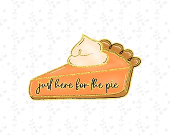 Peut inclure: Une part de tarte à la citrouille avec de la crème fouettée, bordée de paillettes dorées. Le texte "juste ici pour la tarte" est écrit sur la tarte dans une police cursive. L'image est sur fond blanc avec un motif floral.