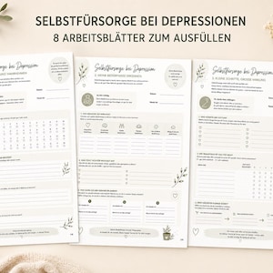 Könnte beinhalten: Drei offene Arbeitsblätter mit dem Titel "Selbstfürsorge bei Depressionen" und dem Text "8 Arbeitsblätter zum Ausfüllen". Die Seiten haben ein minimalistisches Design mit grünen Akzenten und botanischen Illustrationen. Die Arbeitsblätter sind für die Selbstpflege konzipiert.