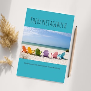 Może przedstawiać: Turkusowa okładka z tekstem "THERAPIETAGEBUCH" w kolorze czarnym. Okładka zawiera zdjęcie plaży z kolorowymi krzesłami. Tekst "Für Menschen mit dissoziativer Identitätsstörung" znajduje się na dole okładki.