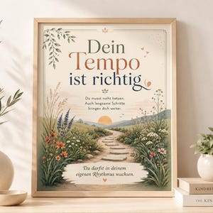 Könnte beinhalten: Ein gerahmter Kunstdruck mit dem deutschen Text "Dein Tempo ist richtig". Das Kunstwerk zeigt einen Weg, der zu einem Sonnenuntergang führt, umgeben von Wildblumen und Grün. Der Druck enthält zusätzlichen deutschen Text.