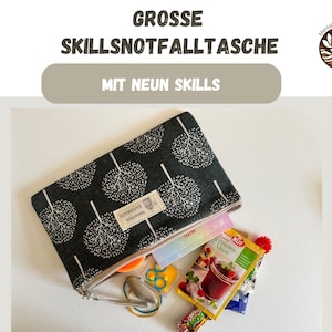 Könnte beinhalten: Eine schwarze Tasche mit weißem Baummuster, geöffnet, um den Inhalt zu zeigen, darunter eine Packung "Zitronen Säure". Die Tasche ist mit "GROSSE SKILLSNOTFALLTASCHE MIT NEUN SKILLS" beschriftet. Oben rechts befindet sich ein "Mental Wellness Welt"-Logo. Reißverschluss.