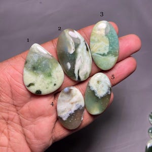 Naturalny zielony opal kaboszon: kamień do wyrobu biżuterii