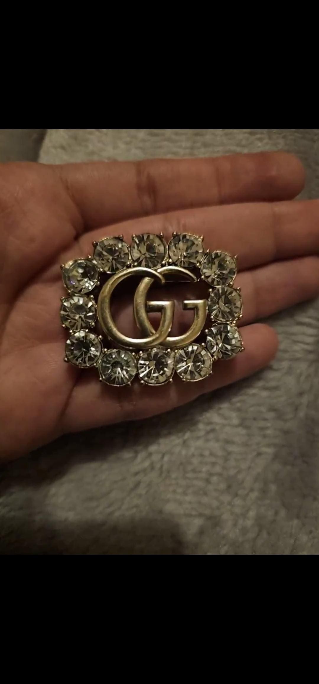 グッチ GUCCI GG ブローチ クリスタル ゴールド クリスタル付き メタル ダブルG ブローチ クリスタル | GUCCI公式