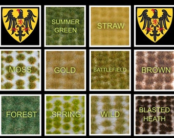 Op de afbeelding: Een verzameling van 12 verschillende kleuren modeltrein gras plukjes, waaronder Zomergroen, Stro, Mos, Goud, Slagveld, Bruin, Bos, Lente, Wild en Verbrande Heide.