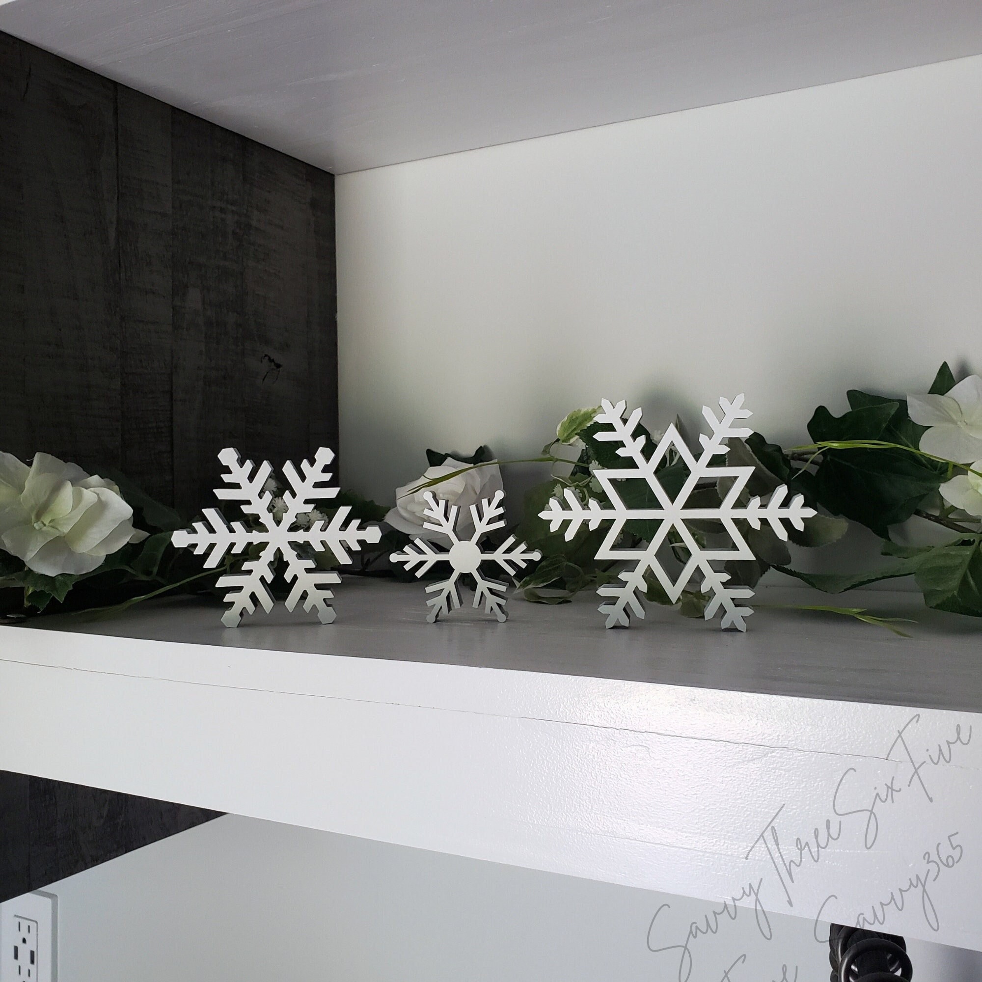 10 Pieces Christmas Wooden Snowflake Decor Winter Snowflake Signs Tabletop Decorations Standing Wood Tiered Tray Decorations for Christmas Winter