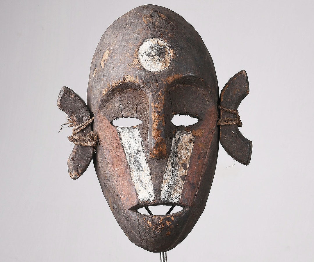 Tribal art, stand with African mask and garment Tribal a…