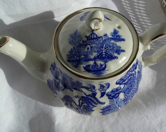 Vintage Small Sadler Willow Pattern Teapot