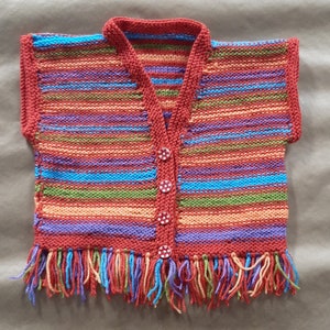 Pretty sleeveless jumper with fringe edging