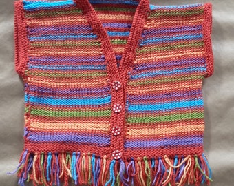 Pretty sleeveless jumper with fringe edging