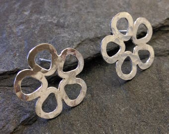 Handmade hammered silver daisy earrings. Available as studs, loops or hooks. Silver flower earrings. Spring gift. Bridal. Bridesmaids.