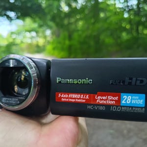 Videocámara Panasonic HC-V180 HD vintage / Totalmente probada / Con estuche, tarjeta SD y cables / Estilo ciberpunk retro