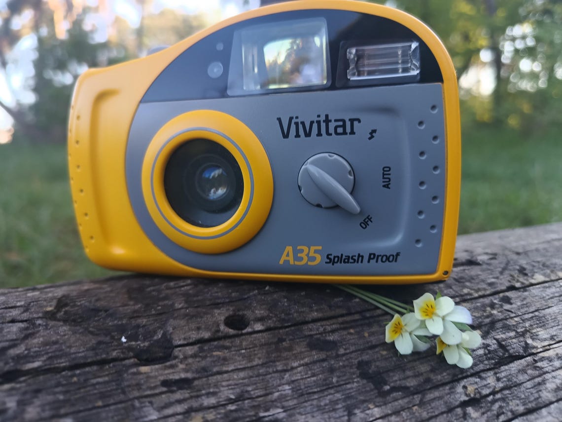 Sunny Yellow Vivitar A35 Splash Proof 35mm Film Camera • Retro Waterproof Point & Shoot • Beachcore Analog Vibes, foto 1 di 5