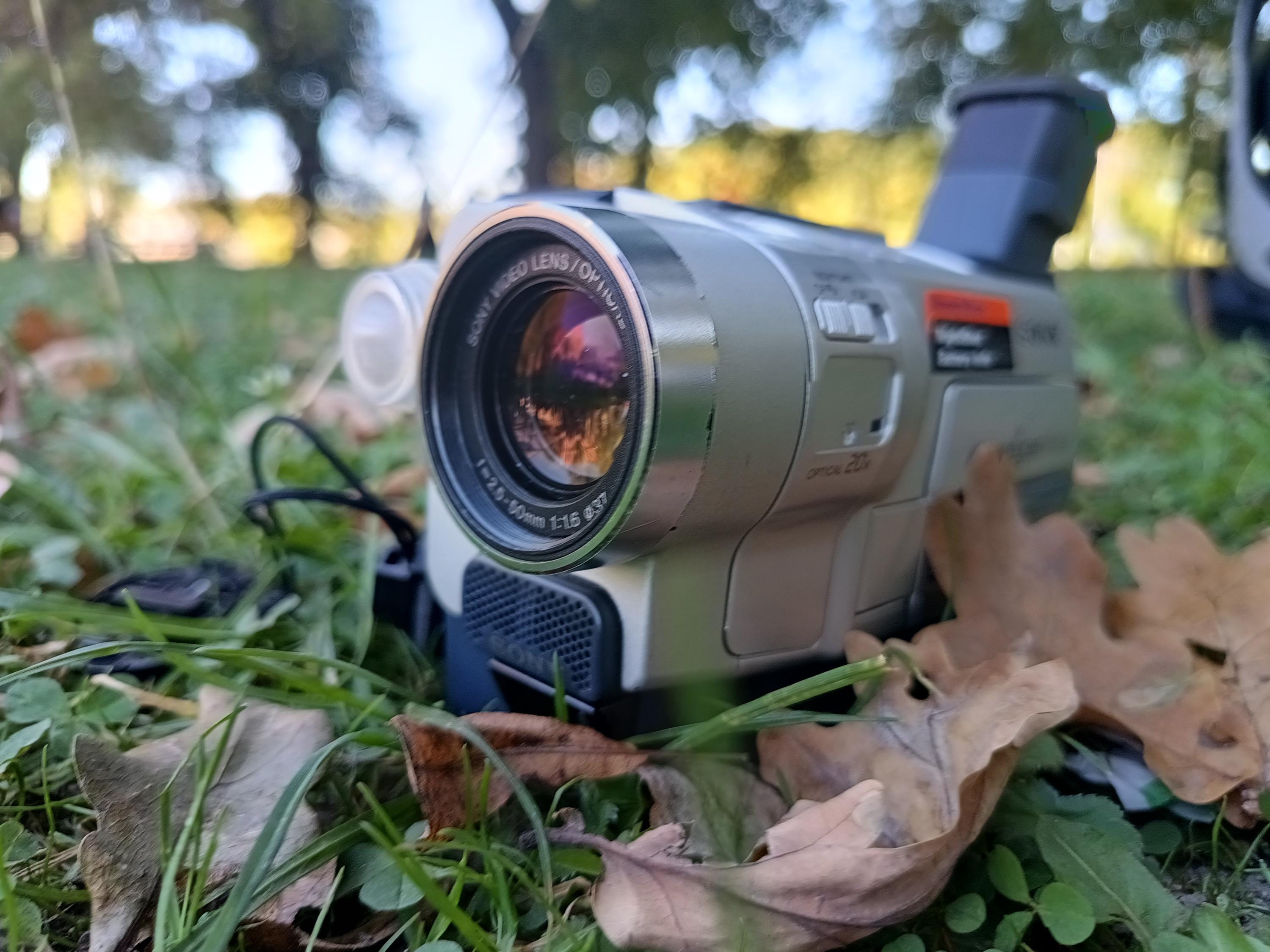 新品！フルHD対応 & 動画30倍ズーム搭載＆静止画！SANYO！VPC-SH1！日本＆海外使用可能！レッド 光学ズーム4Kビデオカメラ光学ズーム12倍＆高画質4K対応