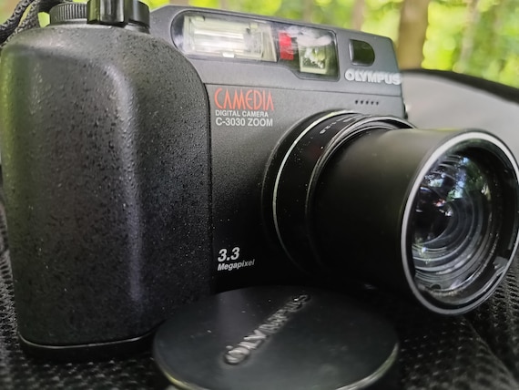 Olympus Camedia C-3030 / Vintage Digital Camera / 3.3MP / 3x