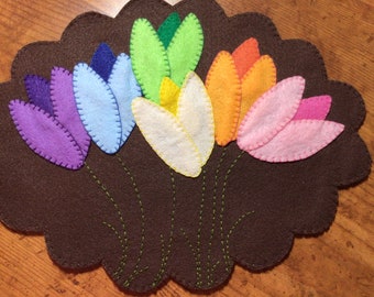 Tulips candle mat, Felt penny rug, Table Mat, Table protector, Floral Centerpiece, Home Decor, Floral display