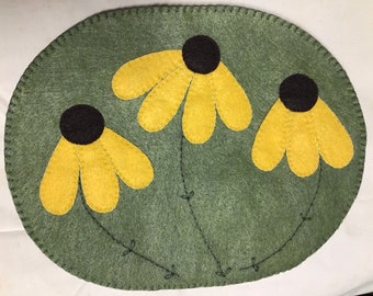 Coneflowers Wool Candle Mat, Felt Penny Rug, Farmhouse decor, Centerpiece, Table Mat