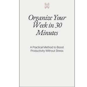Puede incluir: Una tarjeta beige claro con el texto "Organiza tu semana en 30 minutos" en una fuente elegante. Debajo, se lee "Un método práctico para aumentar la productividad sin estrés". Un elemento decorativo está en la parte superior.