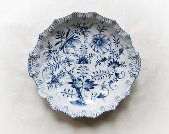 Petrus Regout Maastricht Meissen style Zwiebelmuster Blue Onion fruit scale, serving tray. Antique Dutch blue and white ware.