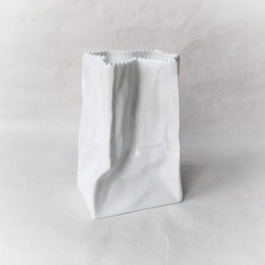 Vase Paper Bag en porcelaine Rosenthal Studio Line de 15 cm.  Collection Pop Art « Ne jetez pas de déchets » par Tapio Wirkkala. Articles allemands vintage.