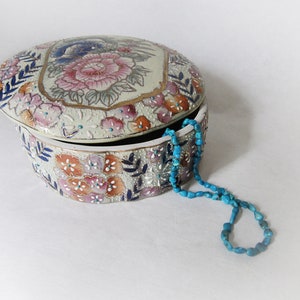 Vintage ovale decoratieve doos. Handgeschilderd porseleinen sieradendoosje, bloemen- en gouden sieradendoosje.