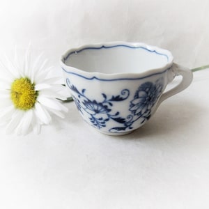 Taza de porcelana original Karlsbader Zwiebelmuster Blue Onion. Fabricado en Checoslovaquia. Vajilla vintage azul y blanca.
