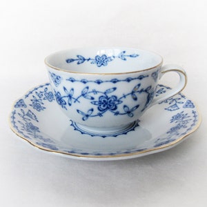 Kalk Eisenberg Kobalt Blau Porzellan Tasse mit Unterteller. Chinoiserie-Stil in Blau und Weiß. Gefertigt in Deutschland.