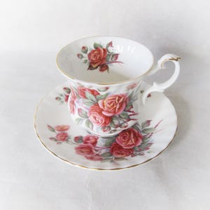 Ensemble de tasses à thé et soucoupes Royal Albert Bone China Angleterre « Centennial Rose ». Articles vintage anglais.