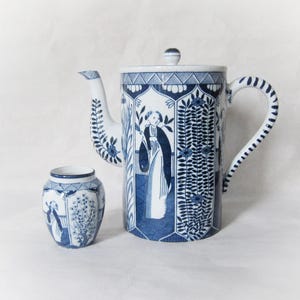 Tetera y jarrón antiguos de porcelana Mosa Maastricht, Lange Lijs (Long Eliza), decoración 206. Cerámica de Delft azul y blanca de estilo Kangxi. Fabricada en Holanda.