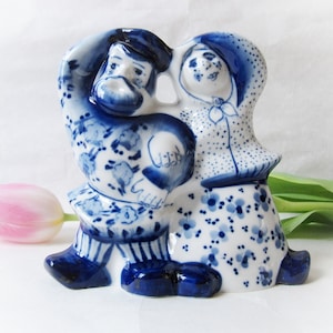 Vintage Gzhel-Stil Porzellanfigur, tanzendes Bauernpaar. Handgemaltes Kobalt auf weißer Skulptur. Russisches Design, Sammlerstück.