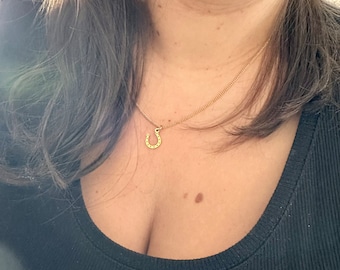 Fijne gouden halsketting met hoefijzerhanger - fijne gouden halsketting - hoefijzerketting - halsketting voor paardenliefhebbers - fijne vergulde ketting