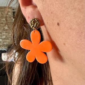 boucles d’oreilles fleur orange - boucles d’oreilles grosse fleur - boucles d’oreilles fleurs rose - boucles fleuries or et orange - rose