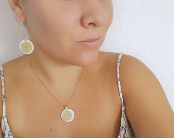 Gouden en witte parelmoeren ketting en oorbellen