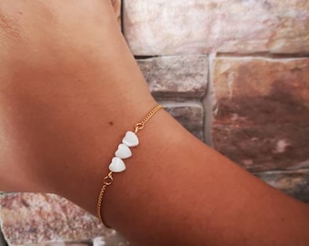 Fine gold bracelet and mother-of-pearl hearts