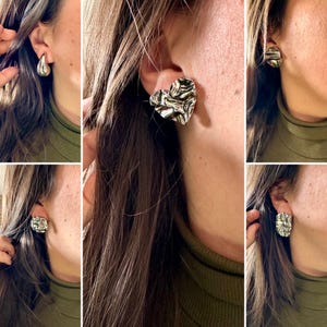 Peut inclure: Un ensemble de quatre boucles d'oreilles en argent avec des designs différents. Les boucles d'oreilles sont toutes en métal texturé et ont un aspect moderne et abstrait.