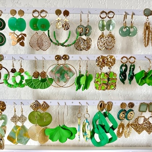 Gouden en groene hangende oorbellen - groene oorbellen - smaragdgroene oorbellen - gouden en groene creooloorbellen