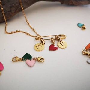 Colar de ouro personalizável com letras e corações - colar de letras banhado a ouro - colar de alfinete de segurança - colar de letras douradas