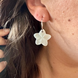 gold and mother-of-pearl shell hoop earrings - natural mother-of-pearl earrings - white flower earrings - silver white flower hoop earrings