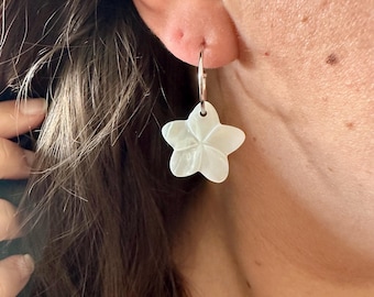 Gold hoop earrings with mother-of-pearl shell - natural mother-of-pearl earrings - white flower earrings - silver hoop earrings with white flower