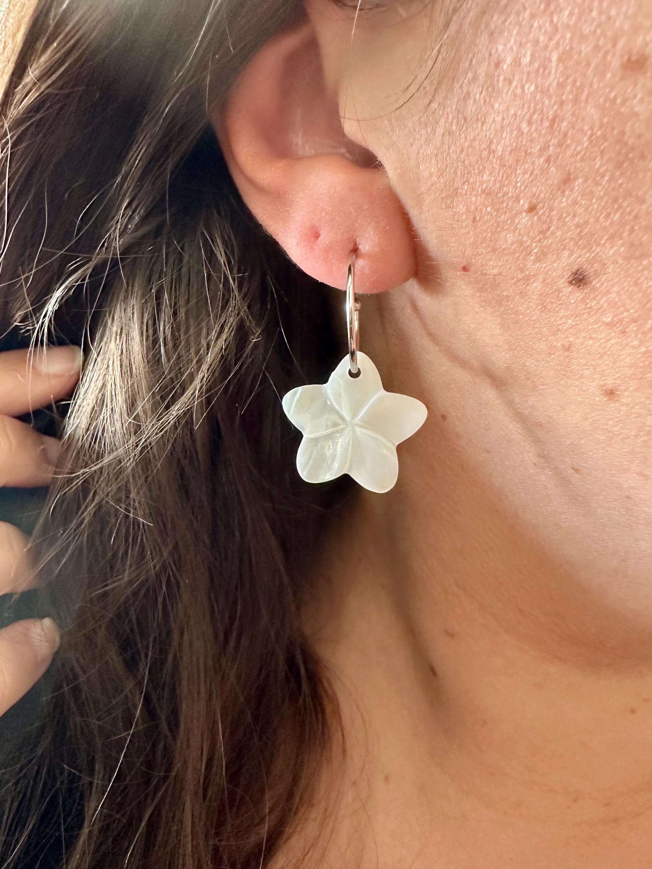 Bague Fleur sur anneau macramé avec cauris Taille 50 | Artisanat de Bali Bague Fleur sur anneau macramé avec cauris Taille 50 | Artisanat de Bali