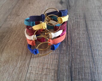Bracelet suédine turquoise, bleu roi, bleu nuit, orange, jaune, rose, bordeau ou blanc crème et anneau doré en acier inoxydable.