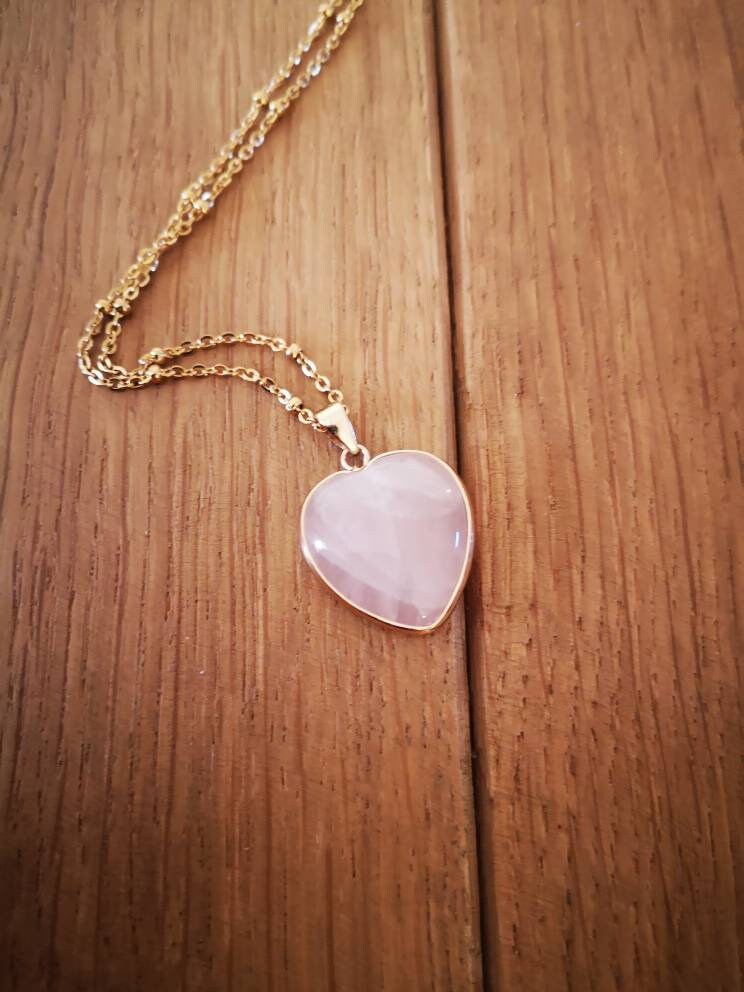 Collier Pendentif Rétro En Forme De Cœur - Résine Beige Et Couleur Or - Référence 4184, Occasion