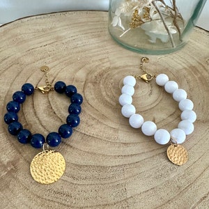 Women&#39;s bracelet with large white pearls and gold chips - large midnight blue pearl bracelet - round pearl bracelet - fancy pearl bracelet