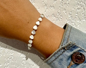 Damenarmband mit weißen Perlmuttherzen – Armband mit natürlichen Perlmuttherzen – Perlenarmband mit Perlmuttherzen und Goldperlen