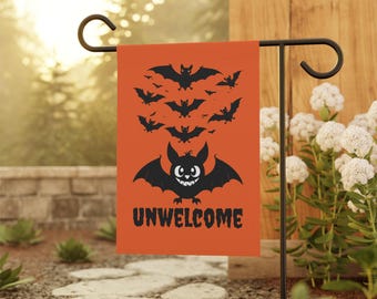 Puede incluir: Bandera de jardín de Halloween naranja con murciélagos negros y el texto "Unwelcome".